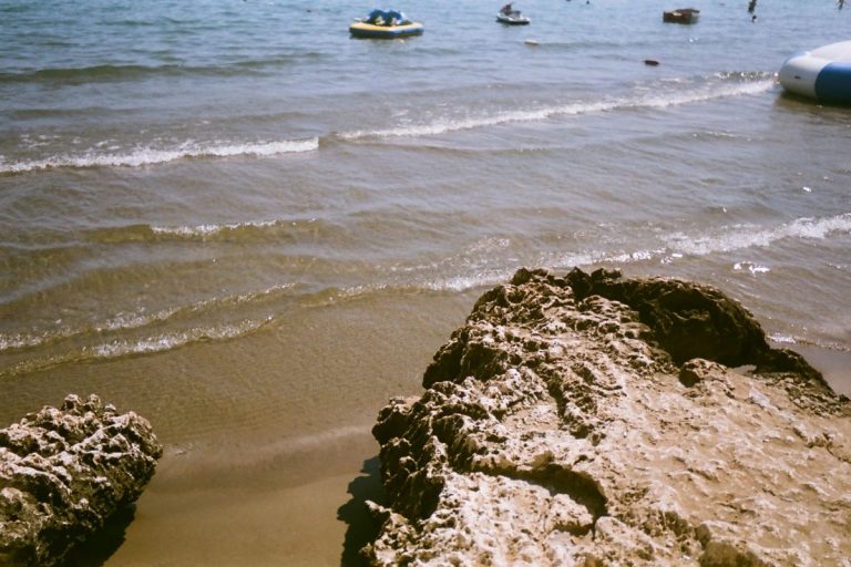 Si addormenta sul materassino, al risveglio rischia di annegare