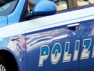 La polizia ferma un "nudista" in scooter sull'autostrada