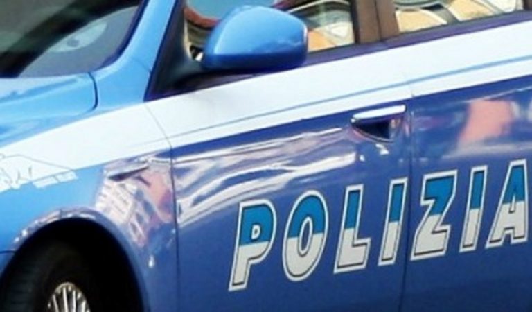 Alla vista della polizia un 22enne fa inversione e fugge in autostrada