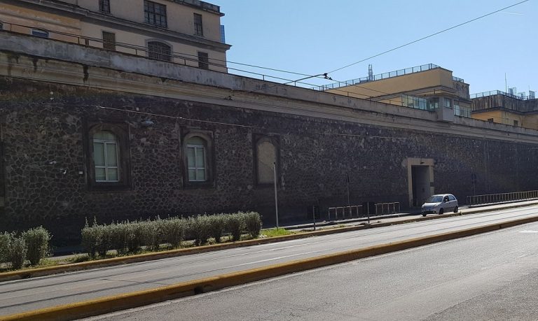 L'esterno del carcere di Poggioreale