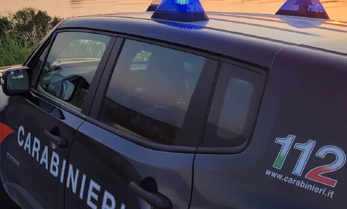 Un uomo ha sparato alla moglie davanti ai carabinieri