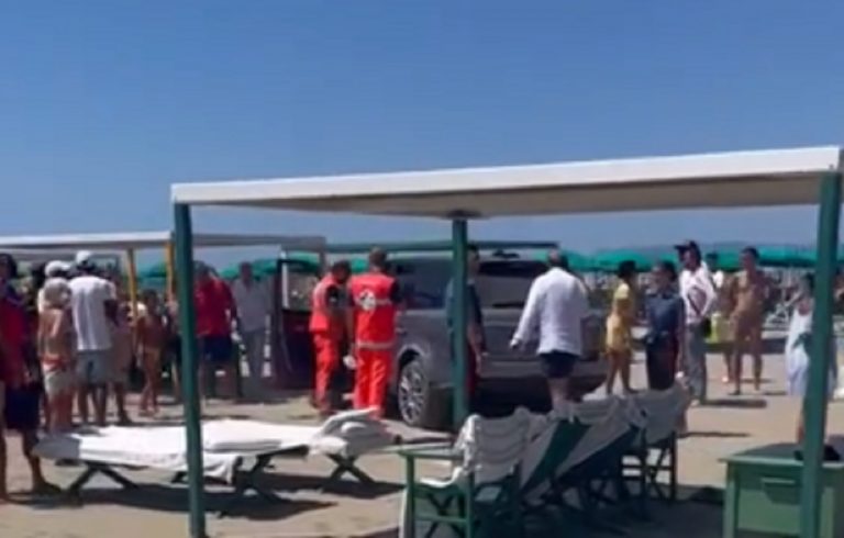 Il suv all'interno dei Bagni Piero
