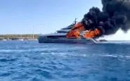 Formentera, superyacht a fuoco