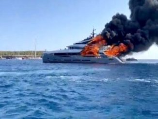 Formentera, superyacht a fuoco