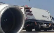 L'ala del velivolo e il camion colpito
