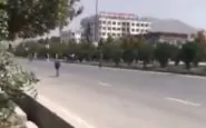 La strada che costeggia l'ambasciata e il fuggi fuggi