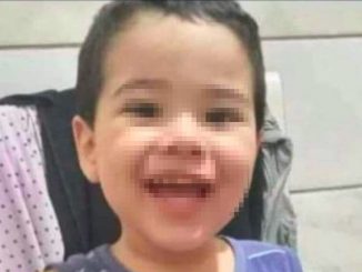 Bambino di 3 anni precipita dal quarto piano di un centro commerciale: morto davanti al padre