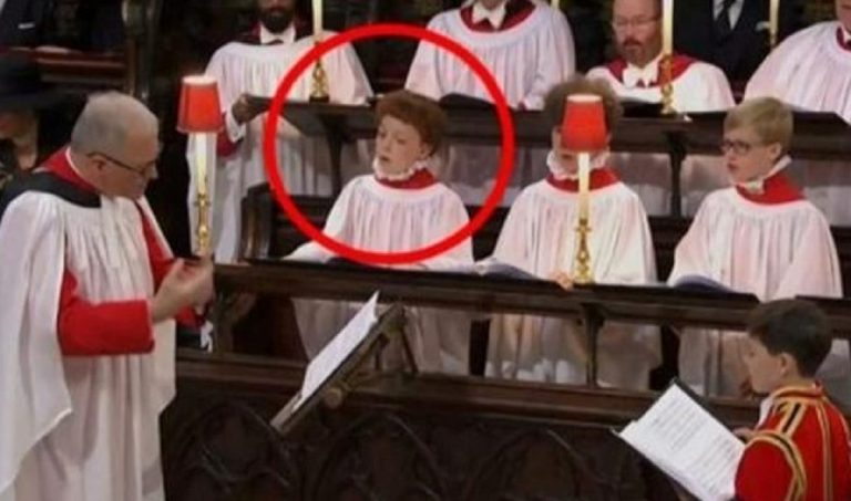 Il piccolo corista che si esibisce