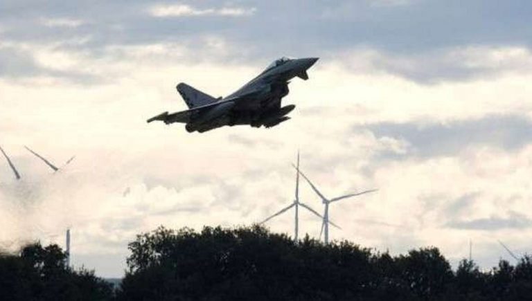Un multiruolo Eurofighter in scramble