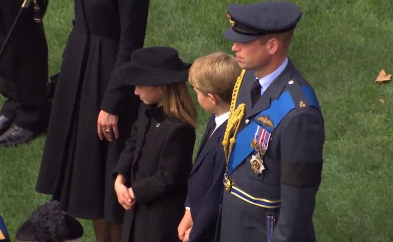 Il principino George con i genitori e la sorella Charotte ai funerali di Elisabetta