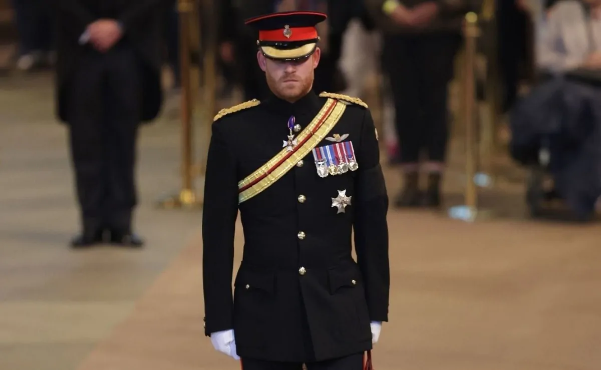 Harry in uniforme e in disparte al funerale della nonna