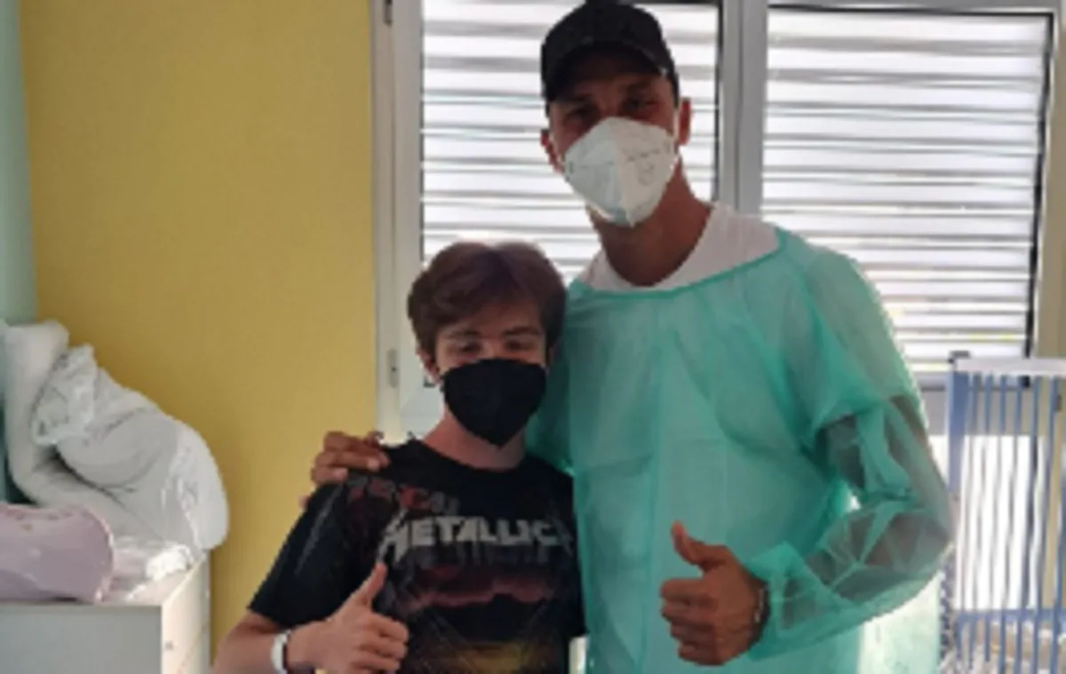 Zlatan Ibrahimovic con uno dei piccoli pazienti