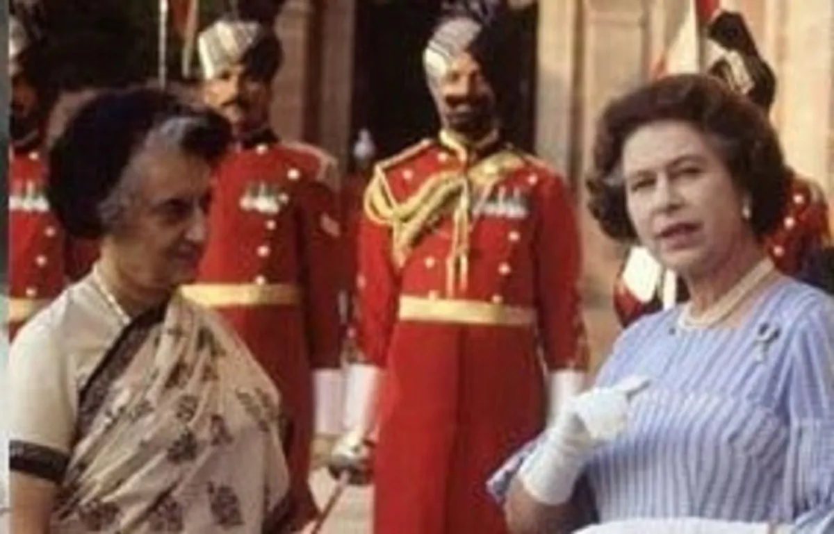 Elisabetta con Indira Ghandi nel 1983