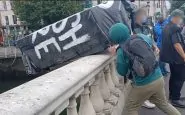 Irlandesi antimonarchici gettano una bara nel fiume