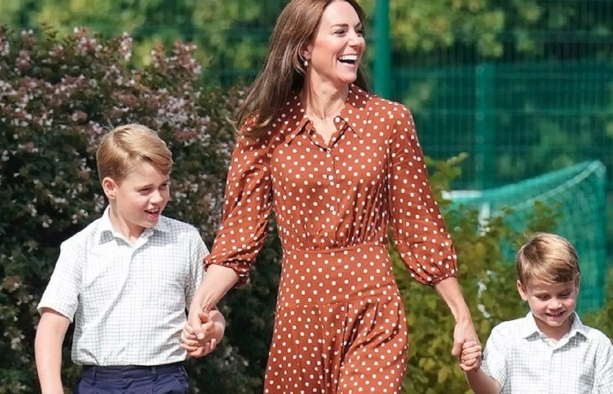 Kate Middleton con i figli George e Louis, nella foto la piccola Charlotte è con il padre