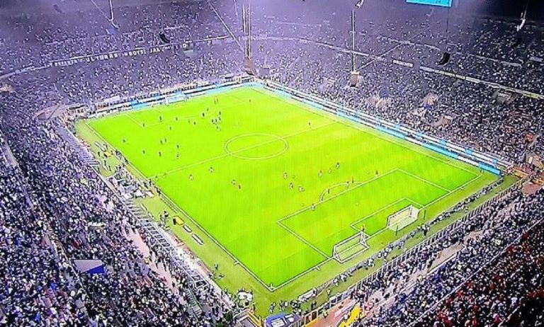 Lo stadio Meazza di San Siro illuminato