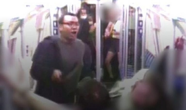 Morgan fa irruzione sul bus con il machete