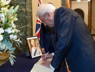 Il Presidente Mattarella firma il libro dei messaggi sulla morte della Regina Elisabetta II