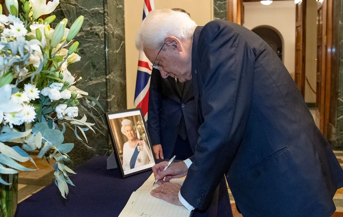 Il Presidente Mattarella firma il libro dei messaggi sulla morte della Regina Elisabetta II