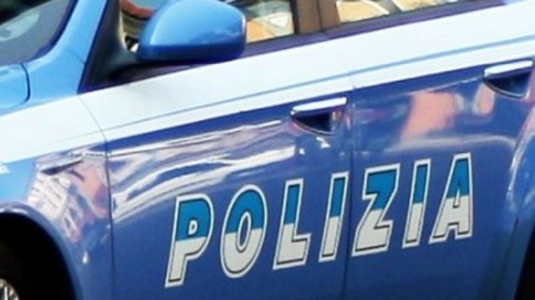A Milano una donna chiama la Polizia per un bacio gay