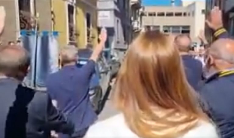 il momento del saluto romano a cui ha partecipato anche La Russa