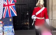 La Royal Guard che inizia ad urlare e la bimba spaventata