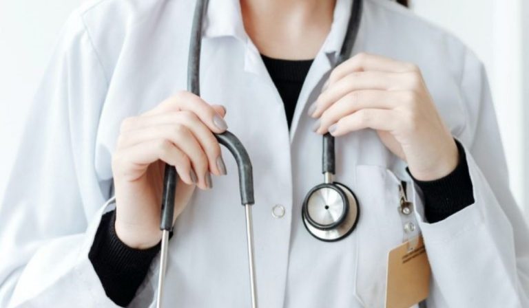 Sassari dottoressa non vaccinata
