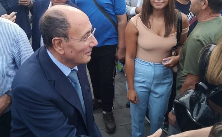 Renato Schifani saluta la folla a Catania