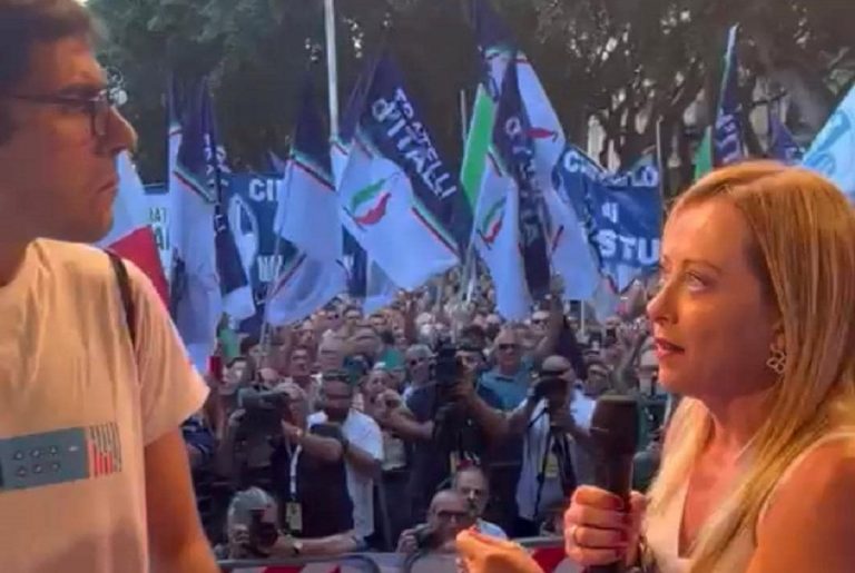 Marco Marras sul palco con Giorgia Meloni