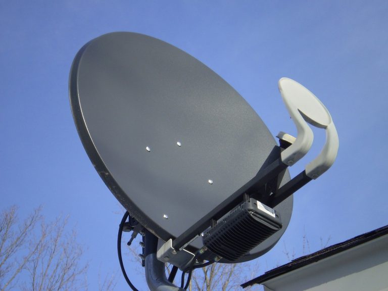 Adolescente cade mentre cercava di regolare l'antenna tv e muore
