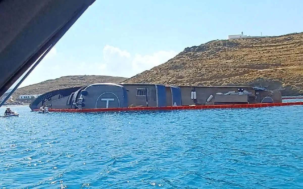Il super yacht 007 adagiato su un fianco dopo l'incidente