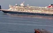 La nave da crociera vicinissima alla costa di Stromboli