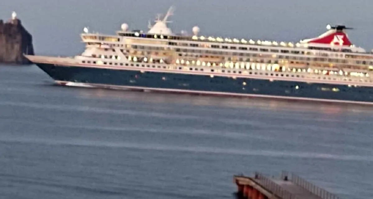 La nave da crociera vicinissima alla costa di Stromboli