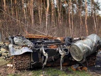 Un carro russo T-90 distrutto