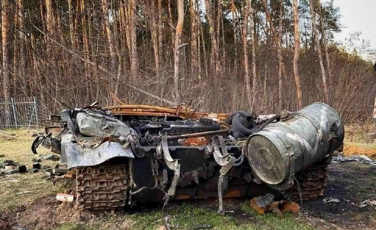 Un carro russo T-90 distrutto