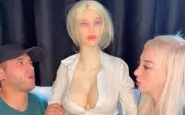 Char e il compagno che giocano con la bambola in un video su TikTok