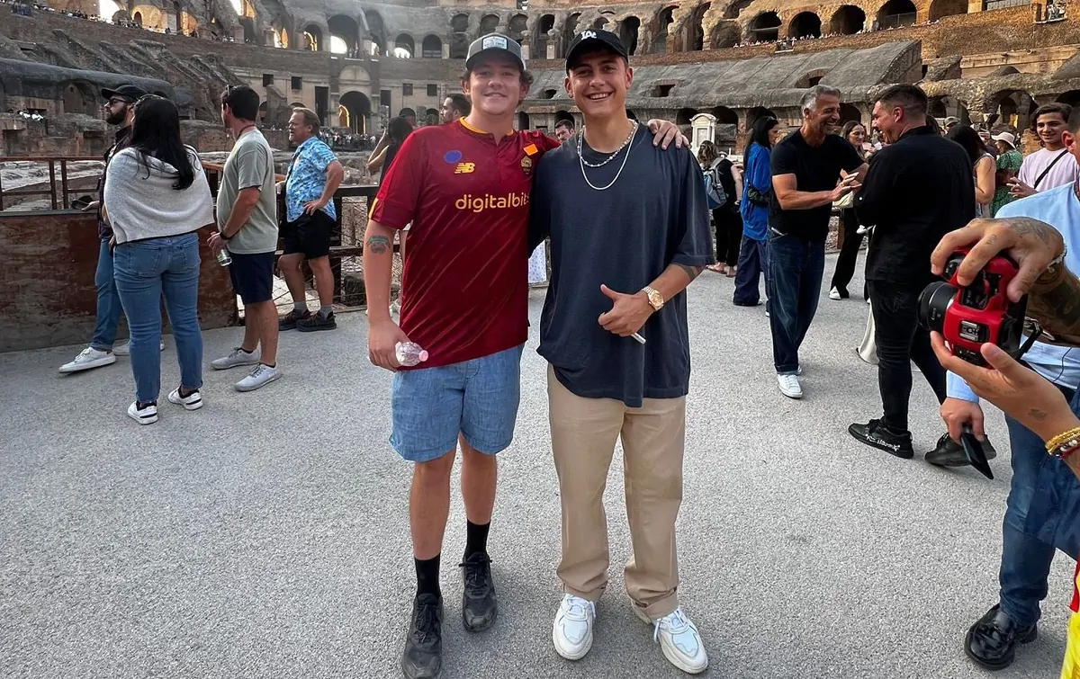 Dybala con il giovane tifoso al Colosseo