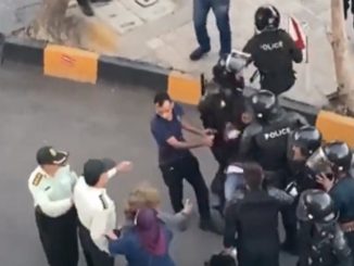 Polizia in azione durante le manifestazioni in Iran