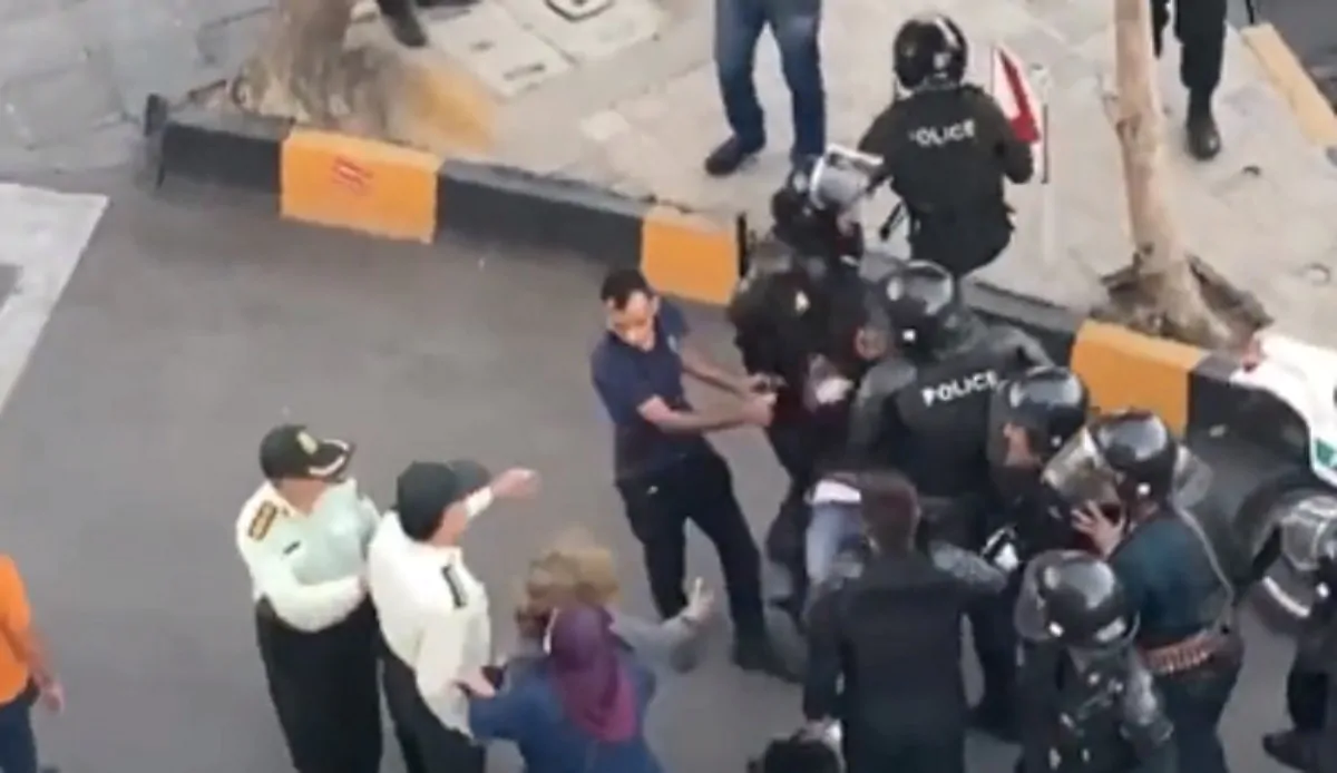 Polizia in azione durante le manifestazioni in Iran