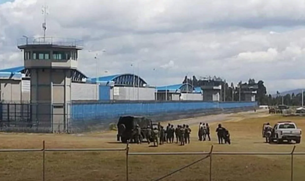 L'esterno del carcere di Latacunga
