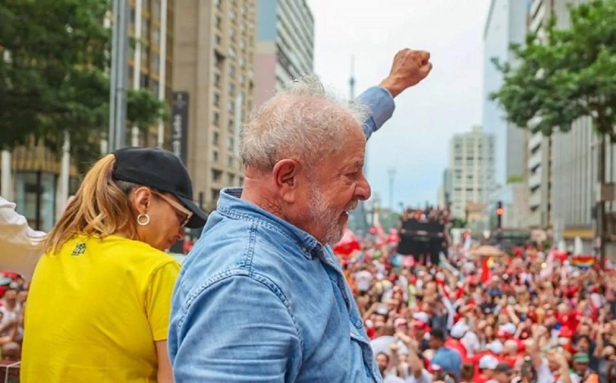 Luis Lula con la folla festante