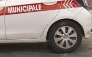 L'auto della municipale con una scarpa sotto la ruota in una ripresa Rai