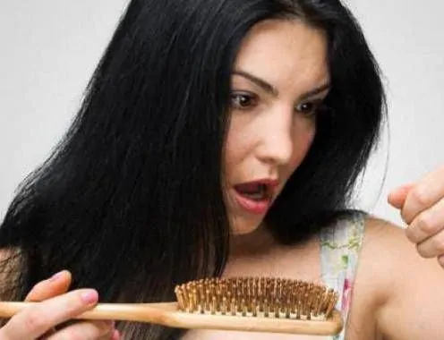 Capelli che cadono a novembre: come rimediare senza chirurgia