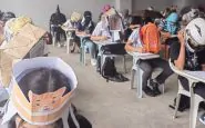 Studenti costretti ad indossare paraocchi per non copiare
