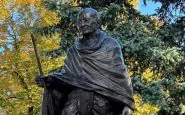 Vandalizzata la statua di Ghandi: "Stupratore fascista"