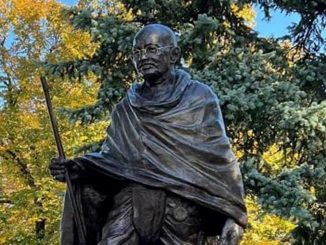 Vandalizzata la statua di Ghandi: "Stupratore fascista"
