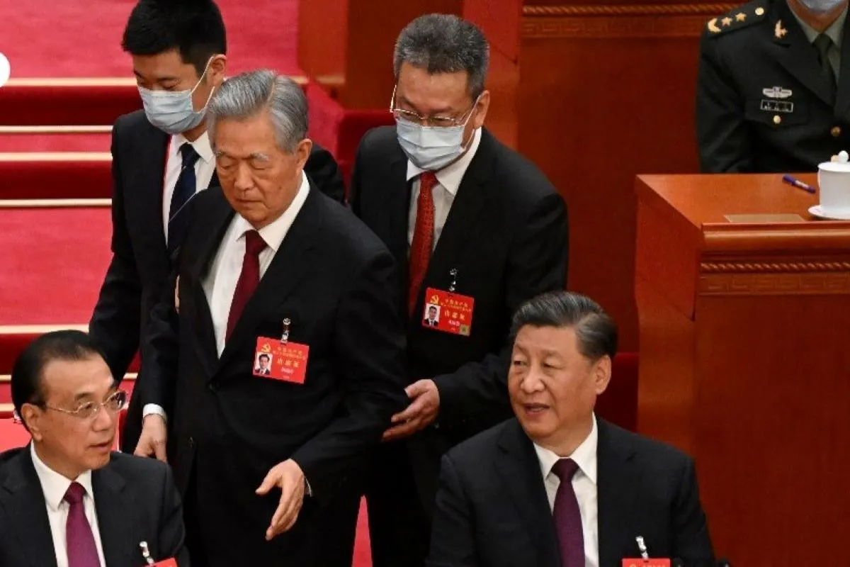 Hu Jintao scortato fuori dalla cerimonia del congresso del partito comunista