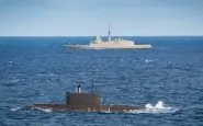 Il battello russo in emersione e controllato da una fregata francese