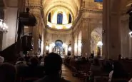 Tentato suicidio a Brescia: giovane chierichetto si accoltella davanti ai fedeli, ma viene salvato