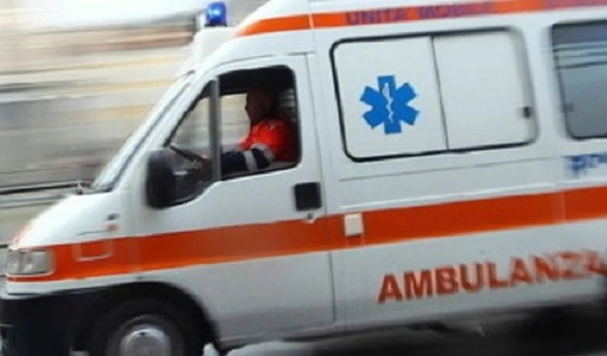 Incidente per un'ambulanza con un'anziana a bordo
